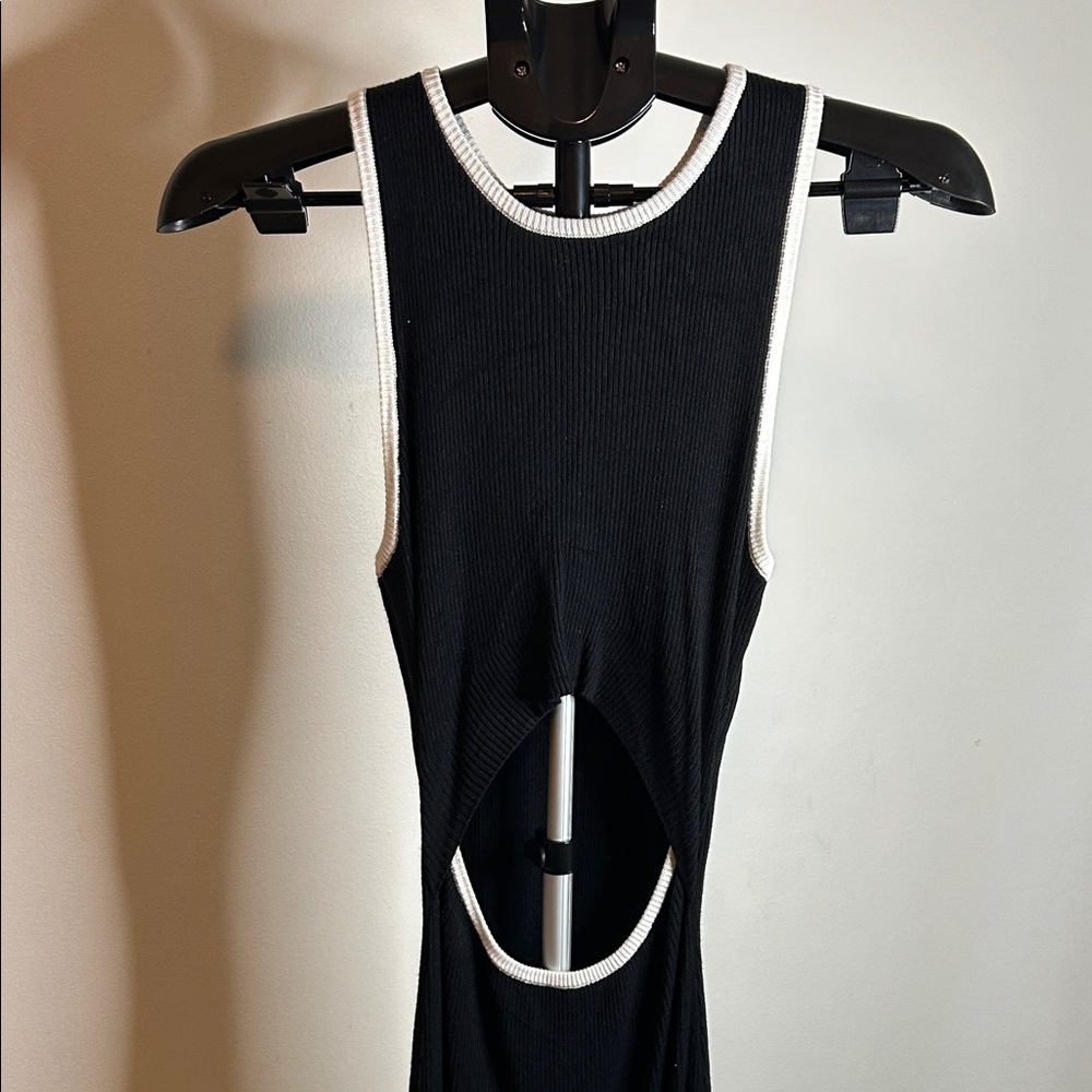 Elegant Black and White open lower back Maxi Dress - Picture 6 of 9